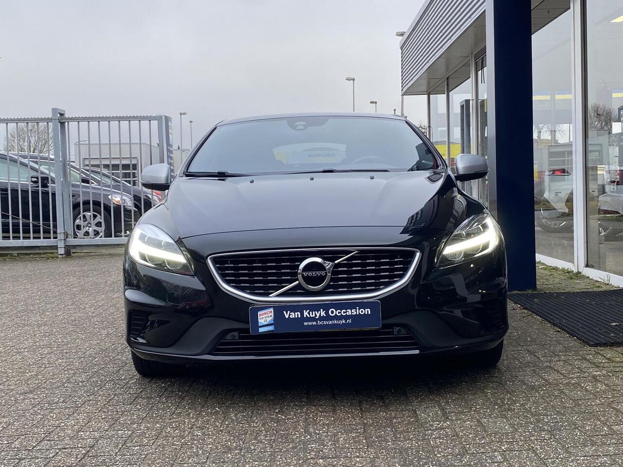 Volvo V40 1.5 T3 Polar+ Sport / Automaat / NL-Auto / Dealer-Onderhouden / Panodak / Harman-Kardon / Half-Leder/Half-Alcantara / Cruise-Control / Climate-Control / Stoelverwarming / Trekhaak / Keyless / LED / DAB Radio-Bluetooth / Navi / PDC V+A met Camera / 17'' LM
