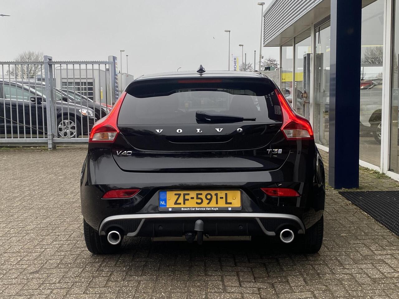 Volvo V40 1.5 T3 Polar+ Sport / Automaat / NL-Auto / Dealer-Onderhouden / Panodak / Harman-Kardon / Half-Leder/Half-Alcantara / Cruise-Control / Climate-Control / Stoelverwarming / Trekhaak / Keyless / LED / DAB Radio-Bluetooth / Navi / PDC V+A met Camera / 17'' LM