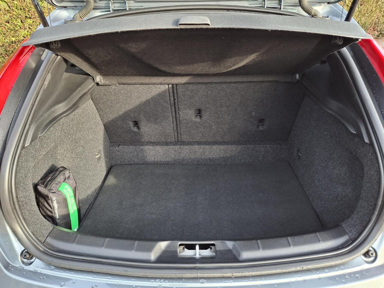 Volvo V40 T3 Polar+ Sport | R-Design | Panoramadak | H&K Audio | Camera | Keyless |