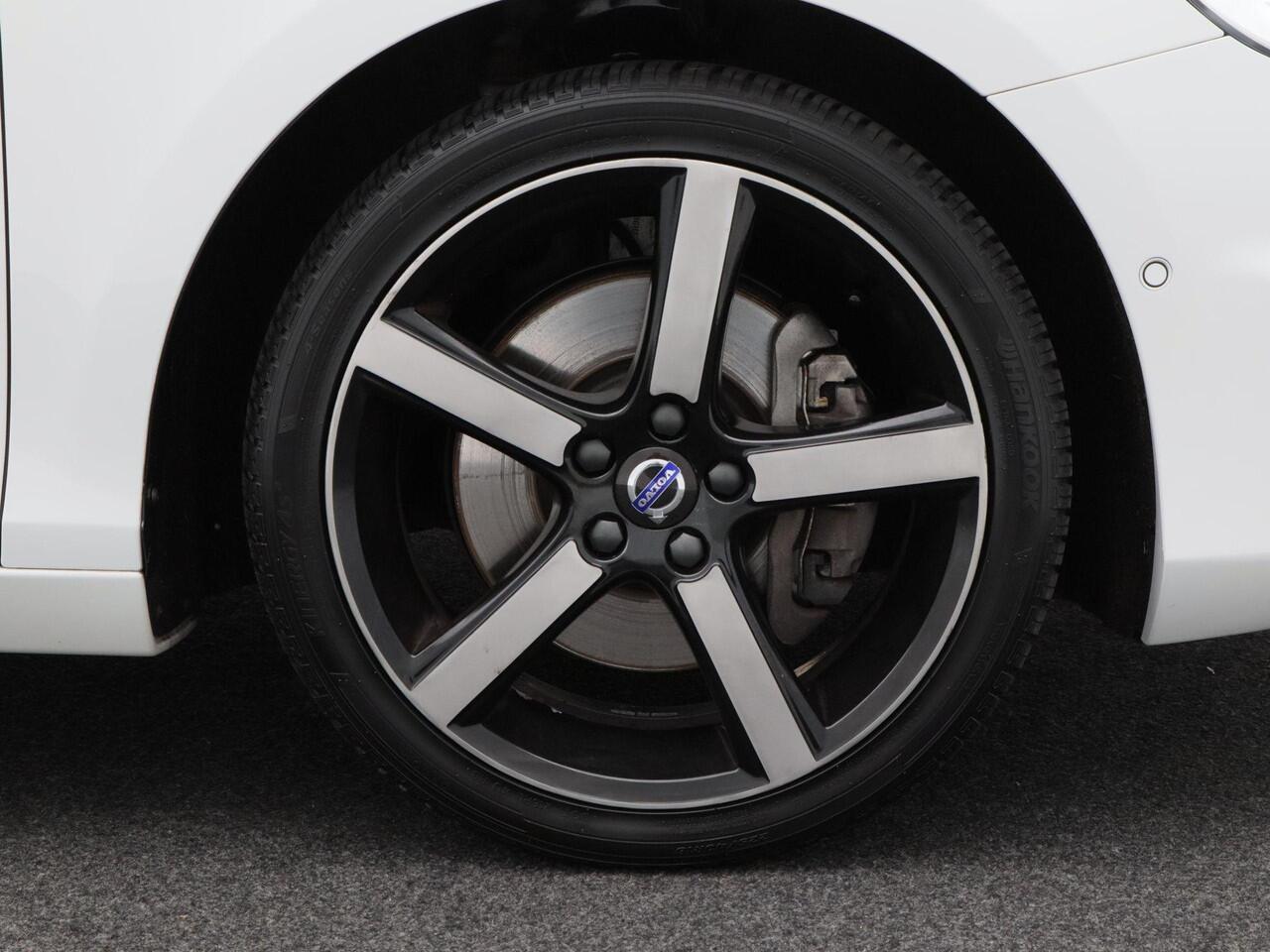 Volvo V40 1.5 T3 Polar+ Sport | Stoelverwarming | Half Leer | Bluetooth | Camera | Cruise Control | Panoramadak | Navigatie | 18 Inch | 139.757 Km !!