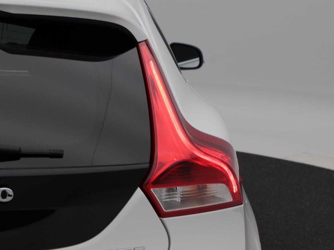 Volvo V40 1.5 T3 Polar+ Sport | Stoelverwarming | Half Leer | Bluetooth | Camera | Cruise Control | Panoramadak | Navigatie | 18 Inch | 139.757 Km !!
