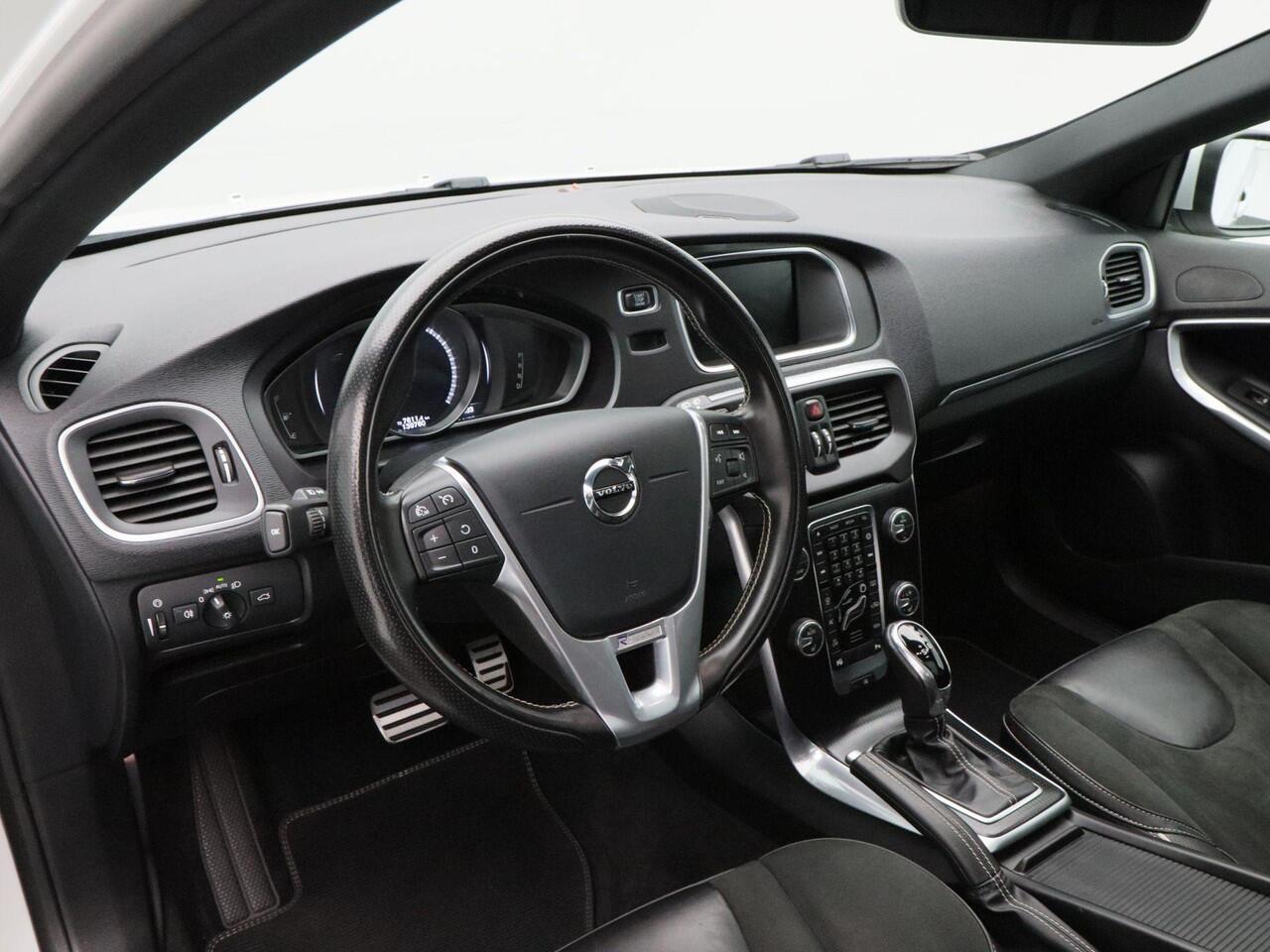 Volvo V40 1.5 T3 Polar+ Sport | Stoelverwarming | Half Leer | Bluetooth | Camera | Cruise Control | Panoramadak | Navigatie | 18 Inch | 139.757 Km !!