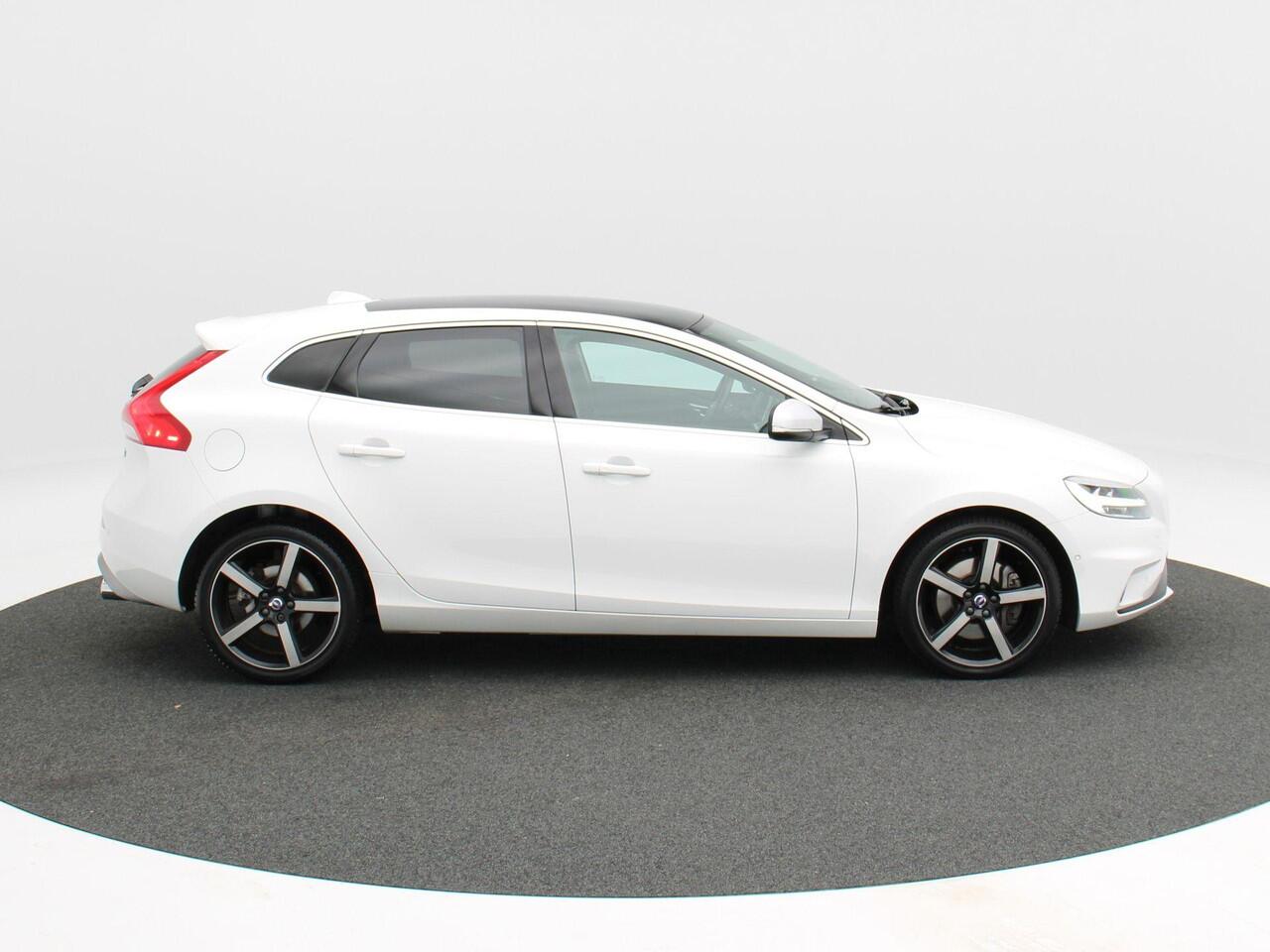 Volvo V40 1.5 T3 Polar+ Sport | Stoelverwarming | Half Leer | Bluetooth | Camera | Cruise Control | Panoramadak | Navigatie | 18 Inch | 139.757 Km !!