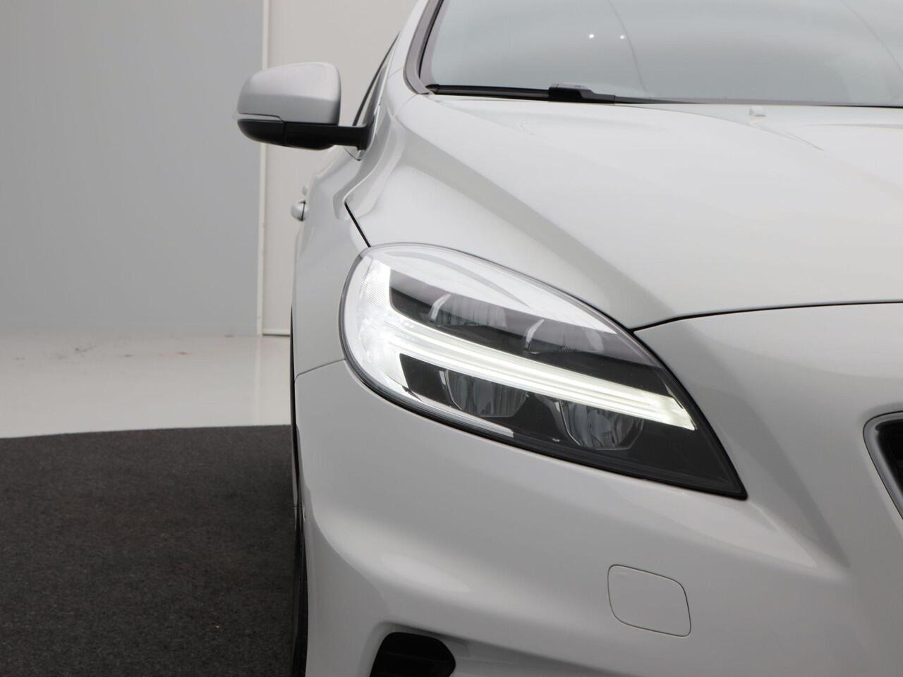 Volvo V40 1.5 T3 Polar+ Sport | Stoelverwarming | Half Leer | Bluetooth | Camera | Cruise Control | Panoramadak | Navigatie | 18 Inch | 139.757 Km !!
