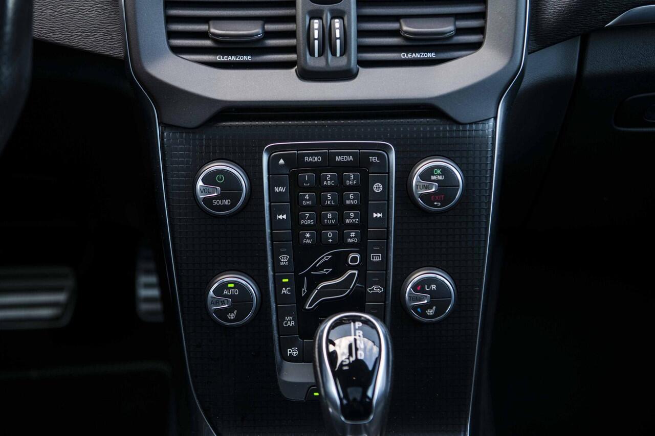 Volvo V40 T3 Polar+ Sport | Navi | Panoramadak | Harman Kardon Audio | LED | Camera | Stoelverwarming | Getint Glas | DAB | Keyless | Volvo On Call | 17" LM