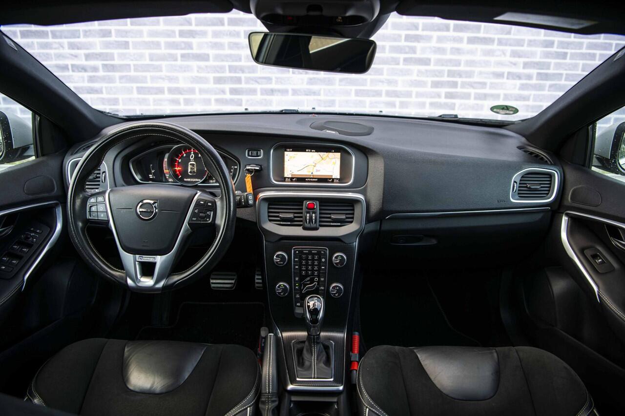 Volvo V40 T3 Polar+ Sport | Navi | Panoramadak | Harman Kardon Audio | LED | Camera | Stoelverwarming | Getint Glas | DAB | Keyless | Volvo On Call | 17" LM
