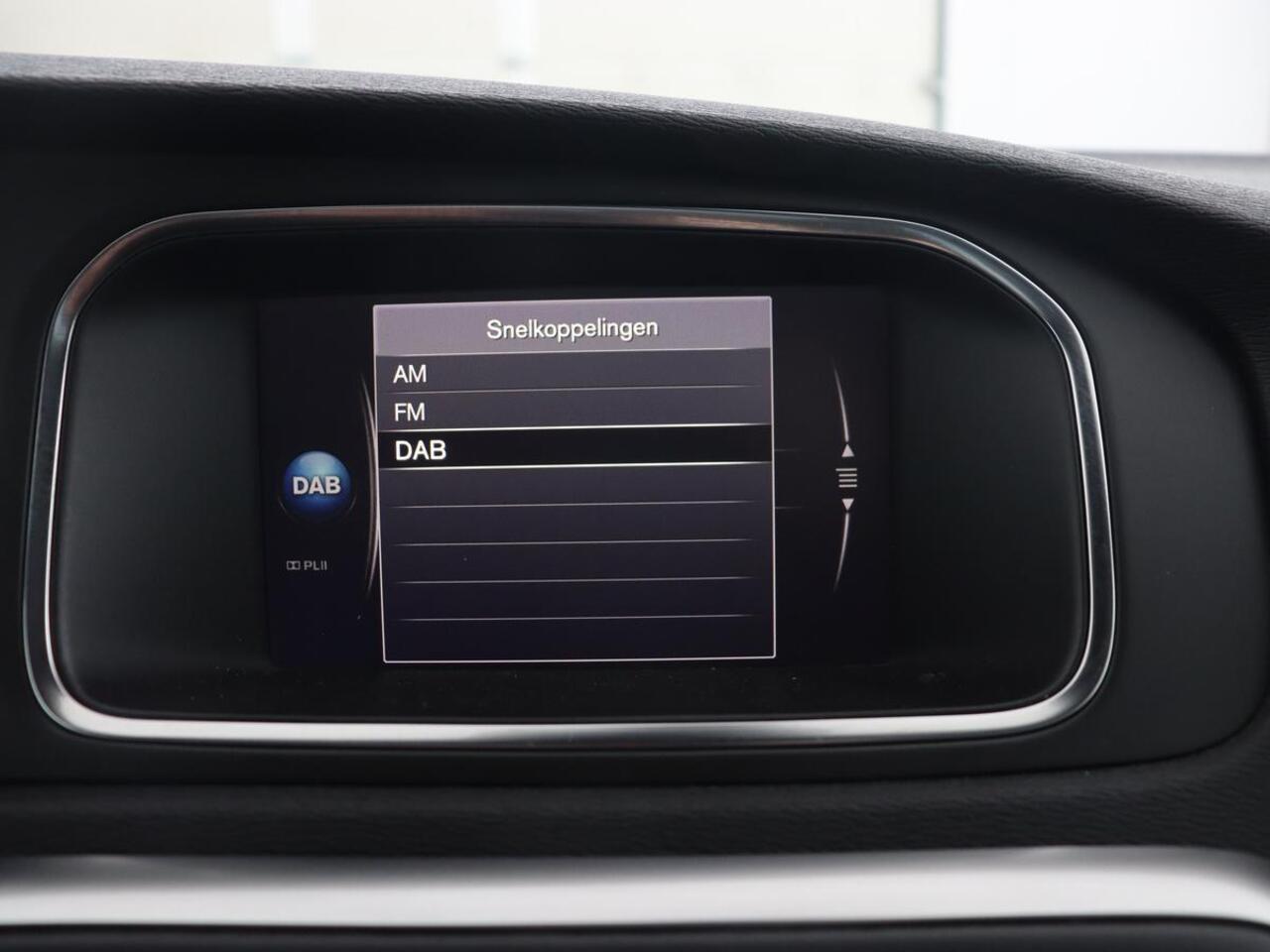 Volvo V40 1.5 T3 Polar+ Sport | Panoramadak | Stoelverwarming | Camera | Full LED | Navigatie | Park Assist | Harman/Kardon | Keyless | R Design