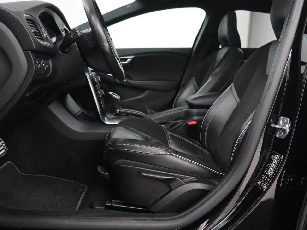 Volvo V40 1.5 T3 Polar+ Sport | Panoramadak | Stoelverwarming | Camera | Full LED | Navigatie | Park Assist | Harman/Kardon | Keyless | R Design