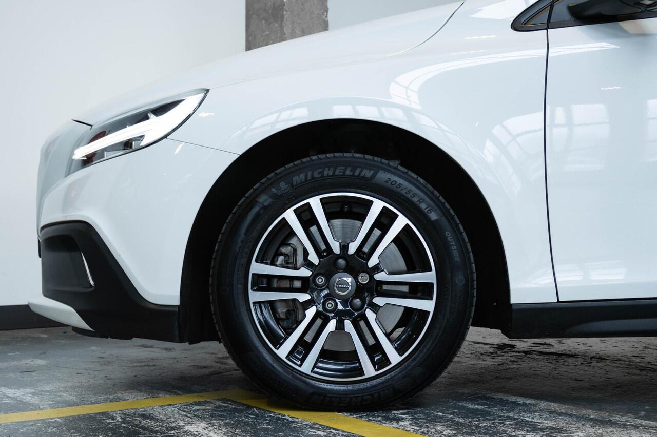 Volvo V40 CROSS COUNTRY T3 Automaat Edition+ | Stoelverwarming | Volvo on Call | Parkeersensoren achter | High Performance Audio | Dealeronderhouden | Climate Control | Cruise Control | Navigatie