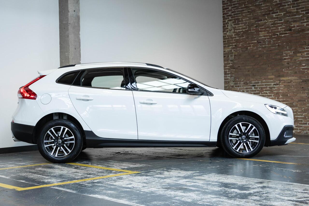 Volvo V40 CROSS COUNTRY T3 Automaat Edition+ | Stoelverwarming | Volvo on Call | Parkeersensoren achter | High Performance Audio | Dealeronderhouden | Climate Control | Cruise Control | Navigatie