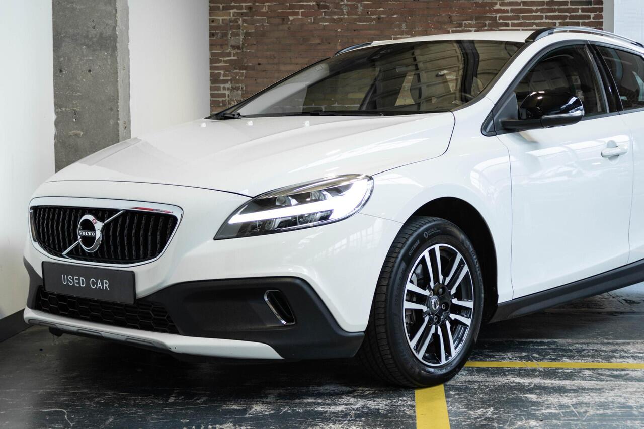 Volvo V40 CROSS COUNTRY T3 Automaat Edition+ | Stoelverwarming | Volvo on Call | Parkeersensoren achter | High Performance Audio | Dealeronderhouden | Climate Control | Cruise Control | Navigatie