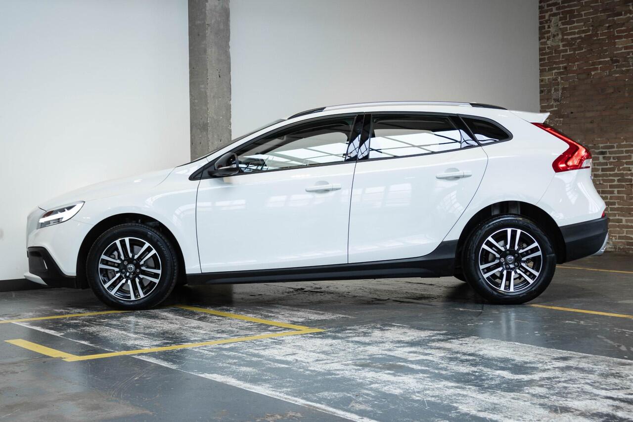Volvo V40 CROSS COUNTRY T3 Automaat Edition+ | Stoelverwarming | Volvo on Call | Parkeersensoren achter | High Performance Audio | Dealeronderhouden | Climate Control | Cruise Control | Navigatie