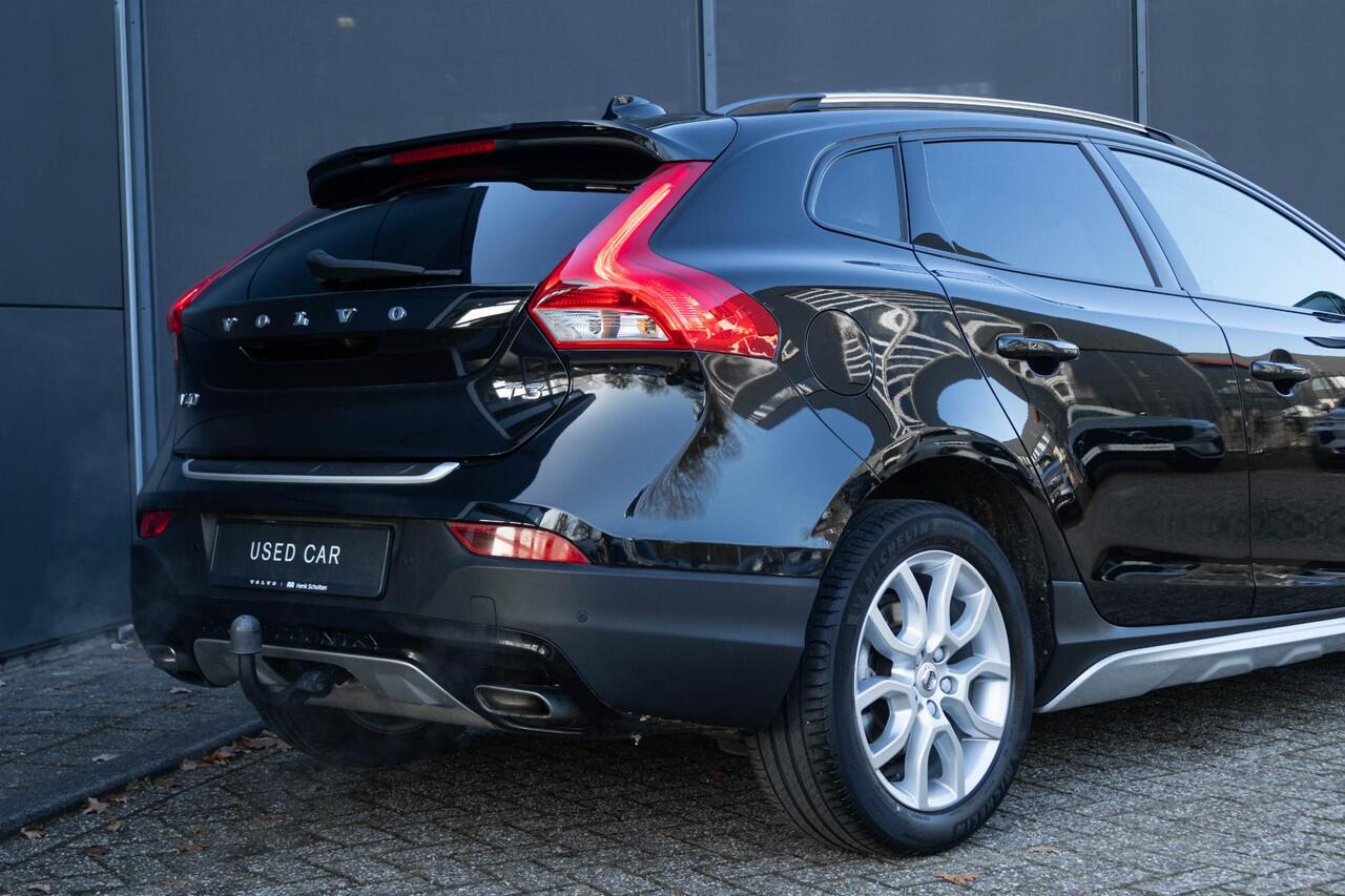 Volvo V40 CROSS COUNTRY T3 Automaat Polar+ Luxury | Panoramadak| Afneembare trekhaak| Alarmklasse 3| Premium Audio| Lederen Bekleding| Exterior Styling kit.