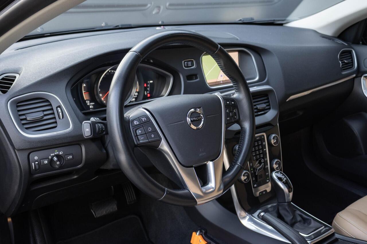 Volvo V40 CROSS COUNTRY T3 Automaat Polar+ Luxury | Panoramadak| Afneembare trekhaak| Alarmklasse 3| Premium Audio| Lederen Bekleding| Exterior Styling kit.