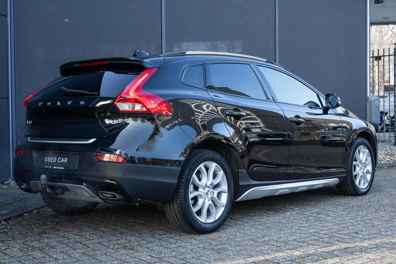 Volvo V40 CROSS COUNTRY T3 Automaat Polar+ Luxury | Panoramadak| Afneembare trekhaak| Alarmklasse 3| Premium Audio| Lederen Bekleding| Exterior Styling kit.