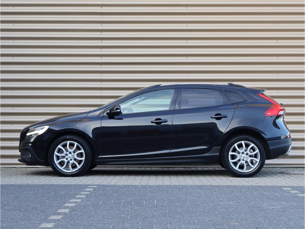 Volvo V40 CROSS COUNTRY T3 Polar+ Luxury | Panoramadak | Harman Kardon | Stoelverwarming