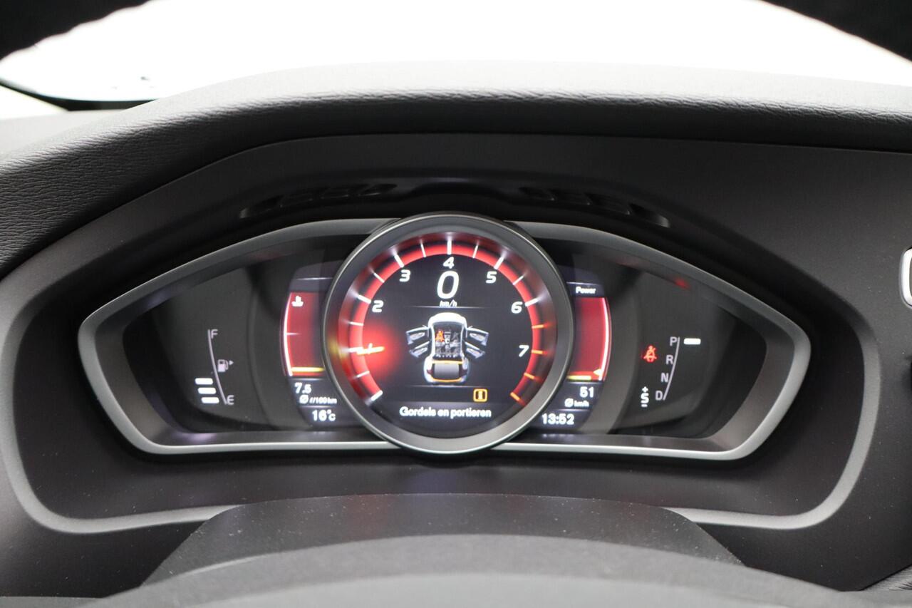 Volvo V40 CROSS COUNTRY 1.5 T3 Polar+ Luxury | Panoramadak | Lederen bekleding | Camera achter | Stoelverwarming |