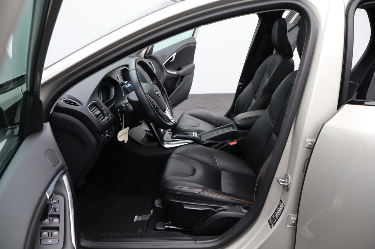 Volvo V40 CROSS COUNTRY 1.5 T3 Polar+ Luxury | Panoramadak | Lederen bekleding | Camera achter | Stoelverwarming |