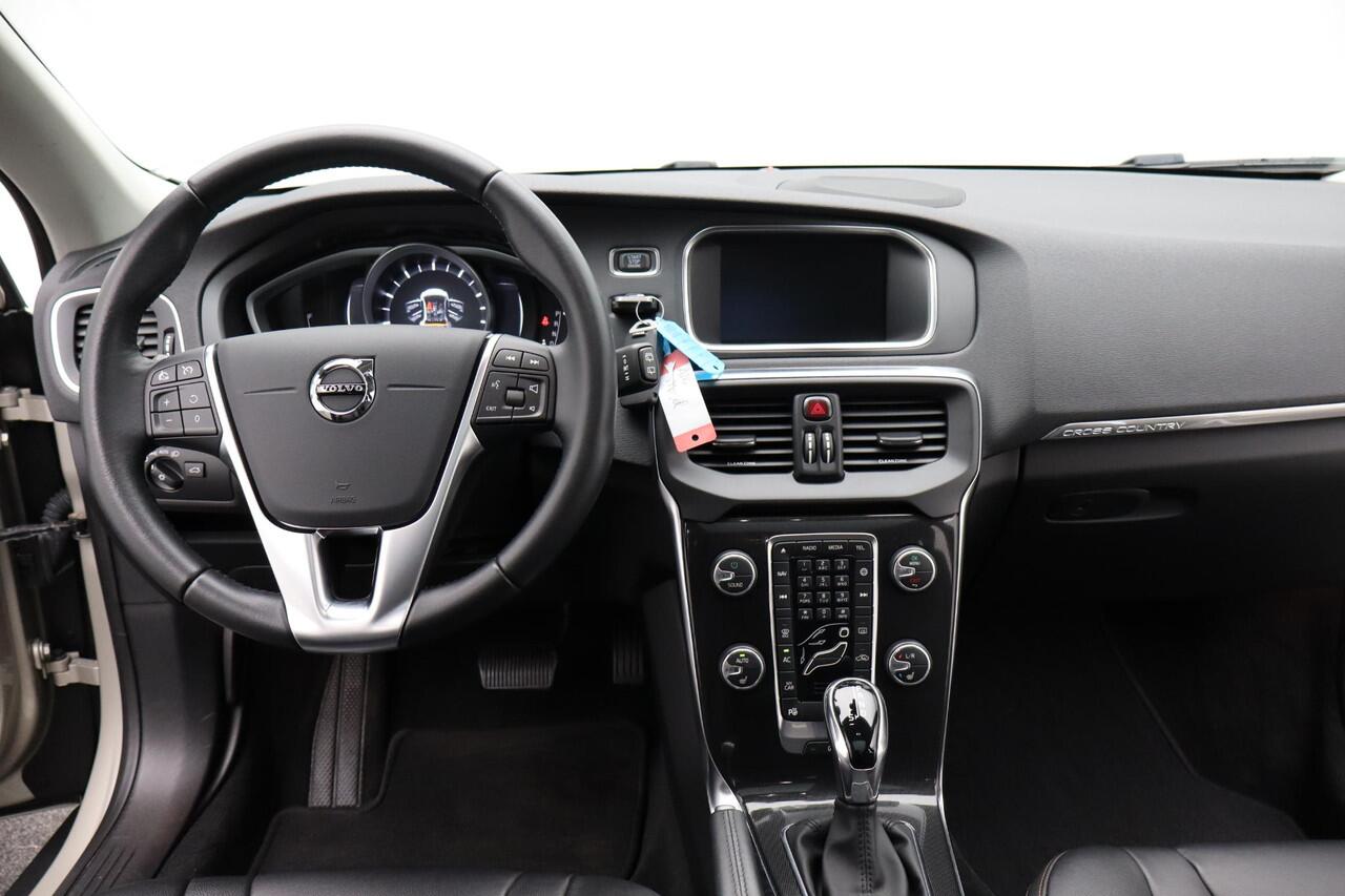 Volvo V40 CROSS COUNTRY 1.5 T3 Polar+ Luxury | Panoramadak | Lederen bekleding | Camera achter | Stoelverwarming |