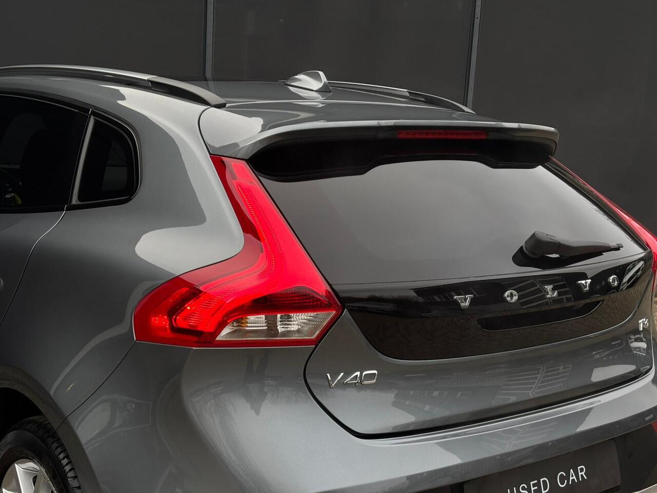 Volvo V40 CROSS COUNTRY T3 Polar+ Luxury | Harman Kardon Premium Sound | Panoramadak | Parkeersensoren en Parkeercamera achter | Lederen bekleding | Standkachel | Volvo Guard alarm | Climate control | Cruise control |