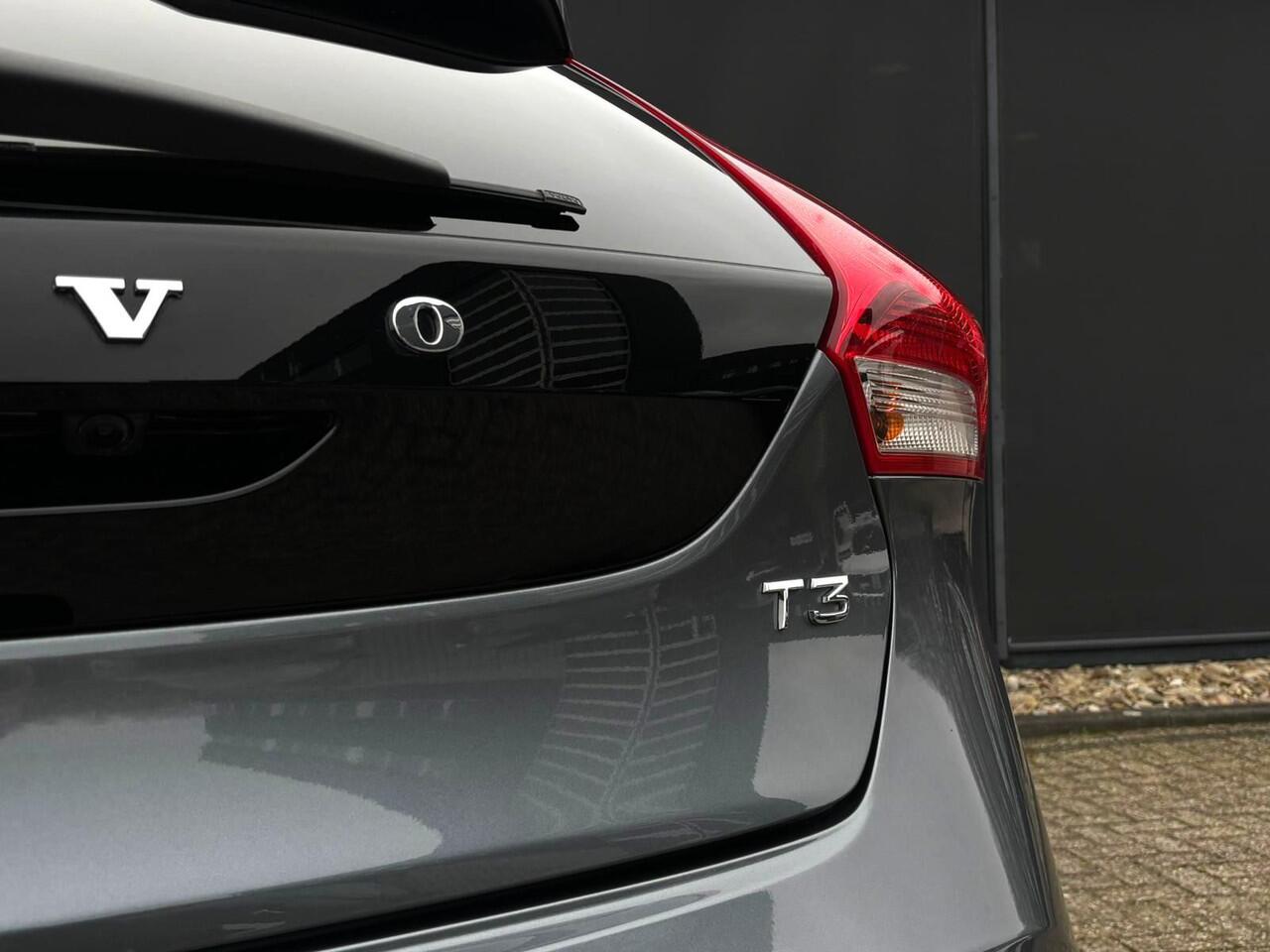 Volvo V40 CROSS COUNTRY T3 Polar+ Luxury | Harman Kardon Premium Sound | Panoramadak | Parkeersensoren en Parkeercamera achter | Lederen bekleding | Standkachel | Volvo Guard alarm | Climate control | Cruise control |