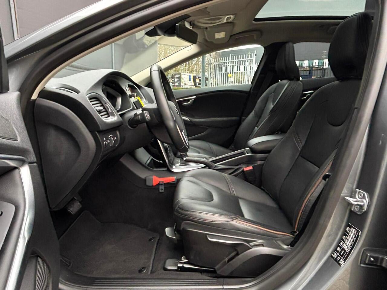 Volvo V40 CROSS COUNTRY T3 Polar+ Luxury | Harman Kardon Premium Sound | Panoramadak | Parkeersensoren en Parkeercamera achter | Lederen bekleding | Standkachel | Volvo Guard alarm | Climate control | Cruise control |