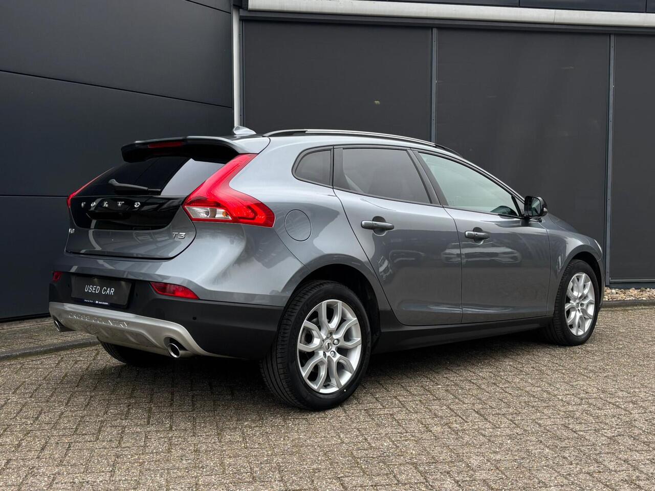 Volvo V40 CROSS COUNTRY T3 Polar+ Luxury | Harman Kardon Premium Sound | Panoramadak | Parkeersensoren en Parkeercamera achter | Lederen bekleding | Standkachel | Volvo Guard alarm | Climate control | Cruise control |