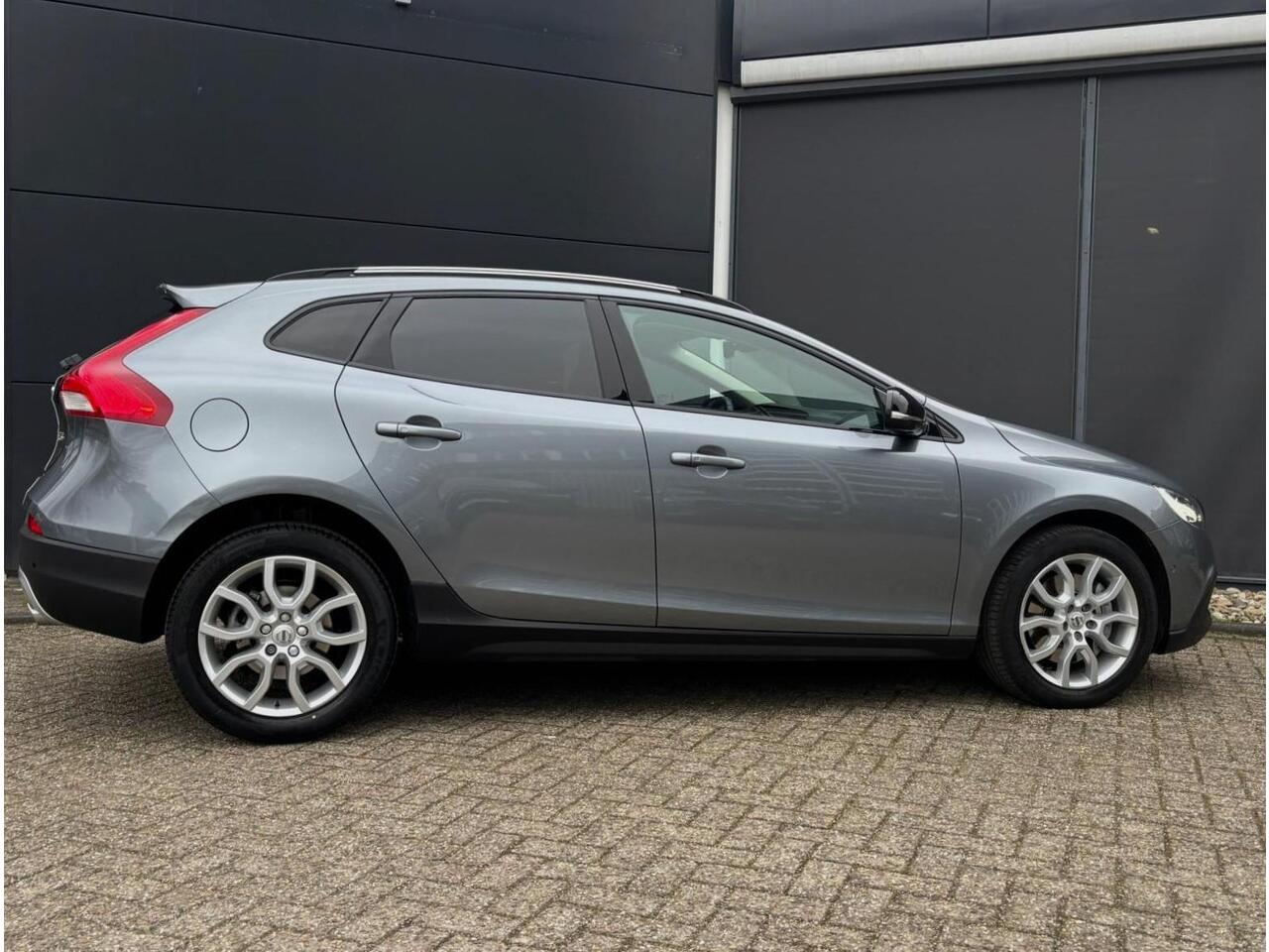 Volvo V40 CROSS COUNTRY T3 Polar+ Luxury | Harman Kardon Premium Sound | Panoramadak | Parkeersensoren en Parkeercamera achter | Lederen bekleding | Standkachel | Volvo Guard alarm | Climate control | Cruise control |