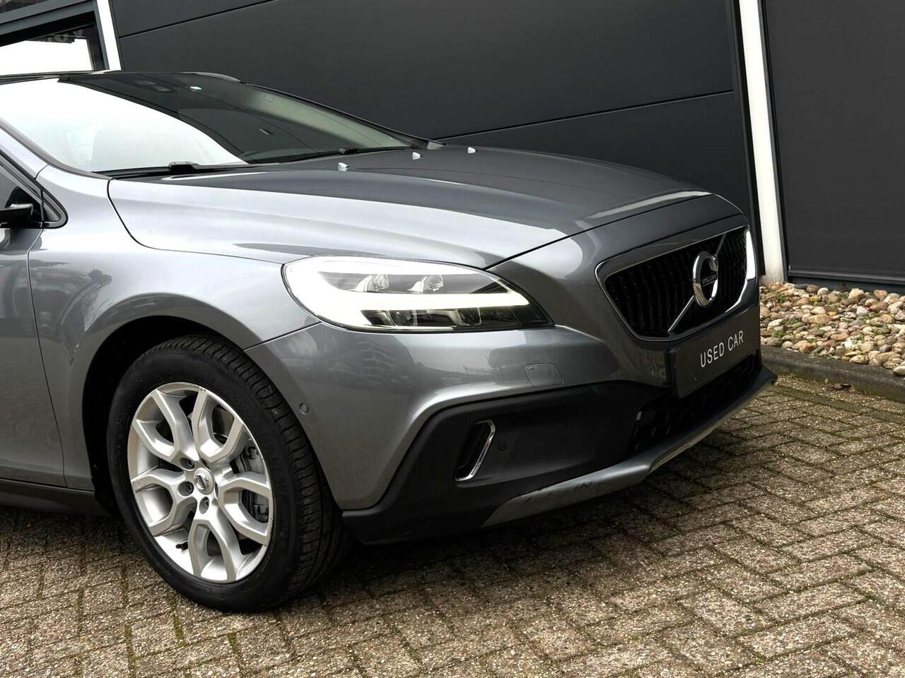 Volvo V40 CROSS COUNTRY T3 Polar+ Luxury | Harman Kardon Premium Sound | Panoramadak | Parkeersensoren en Parkeercamera achter | Lederen bekleding | Standkachel | Volvo Guard alarm | Climate control | Cruise control |