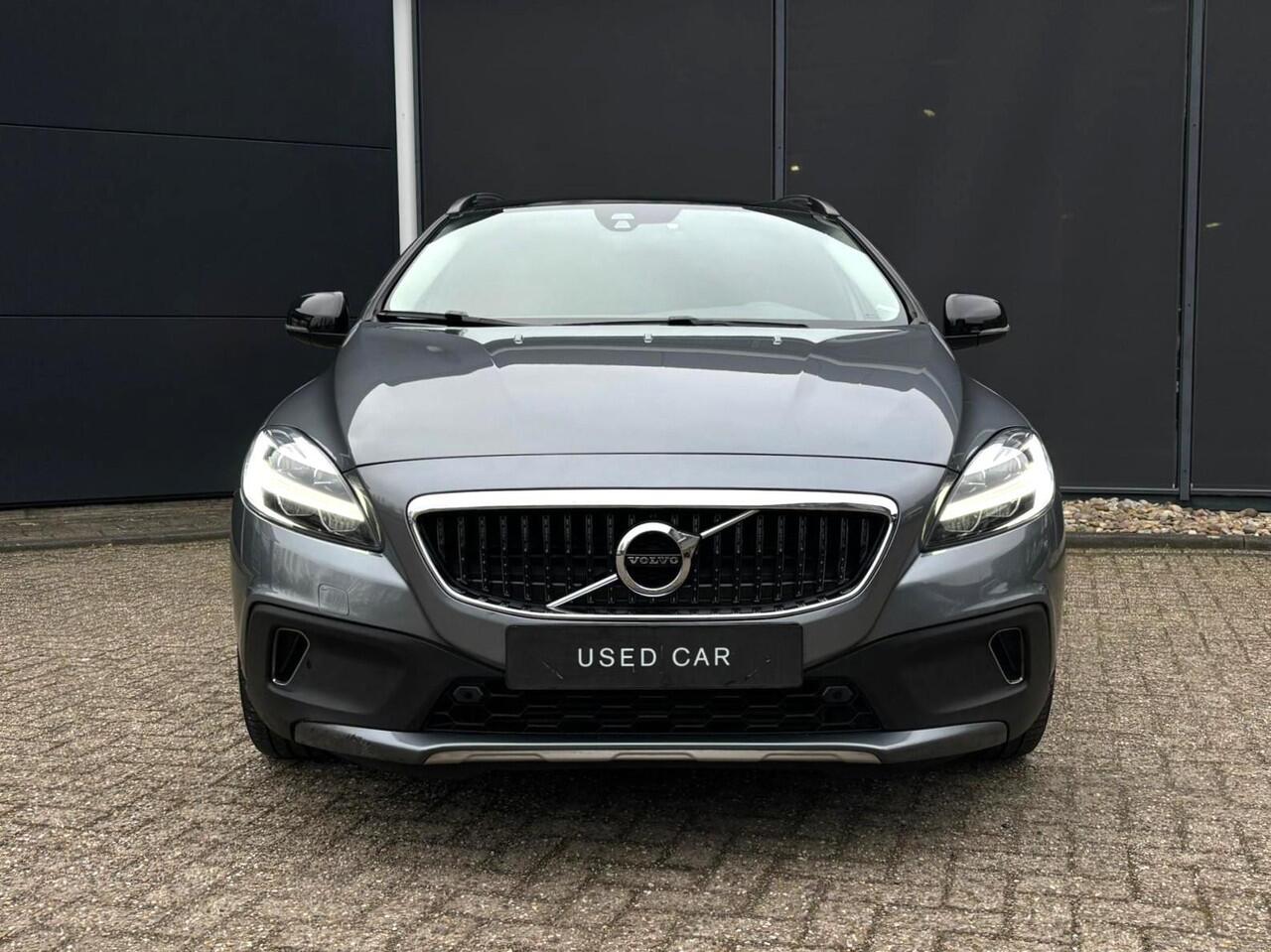 Volvo V40 CROSS COUNTRY T3 Polar+ Luxury | Harman Kardon Premium Sound | Panoramadak | Parkeersensoren en Parkeercamera achter | Lederen bekleding | Standkachel | Volvo Guard alarm | Climate control | Cruise control |