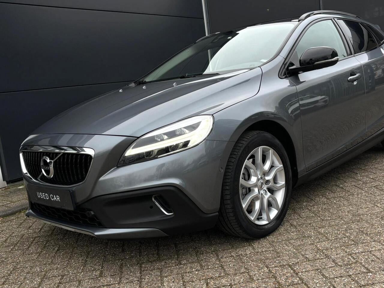 Volvo V40 CROSS COUNTRY T3 Polar+ Luxury | Harman Kardon Premium Sound | Panoramadak | Parkeersensoren en Parkeercamera achter | Lederen bekleding | Standkachel | Volvo Guard alarm | Climate control | Cruise control |