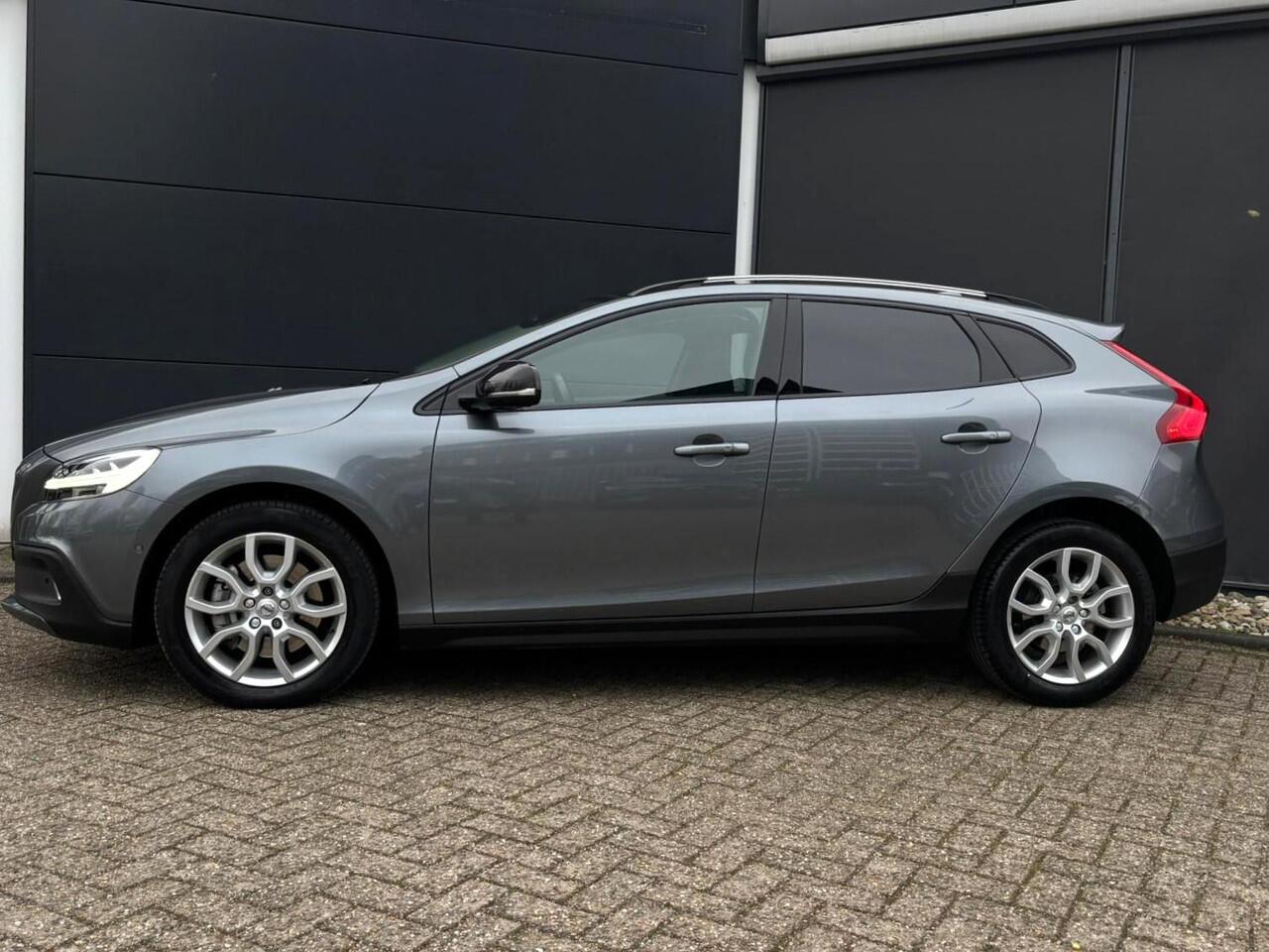 Volvo V40 CROSS COUNTRY T3 Polar+ Luxury | Harman Kardon Premium Sound | Panoramadak | Parkeersensoren en Parkeercamera achter | Lederen bekleding | Standkachel | Volvo Guard alarm | Climate control | Cruise control |