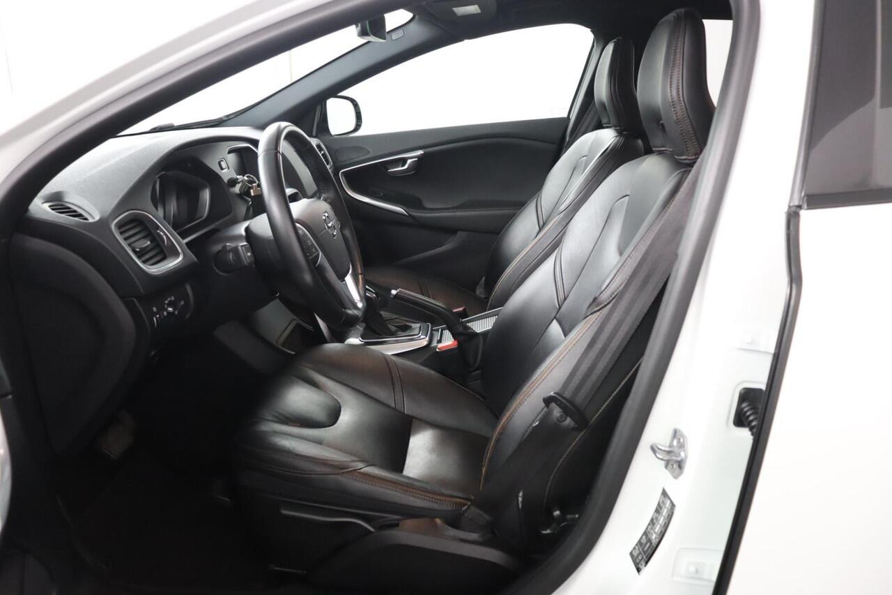 Volvo V40 CROSS COUNTRY T3 Polar+ Luxury | NAP | Automaat | 1e eigenaar | Pano | Leder | Stoelverwarming | Keyless