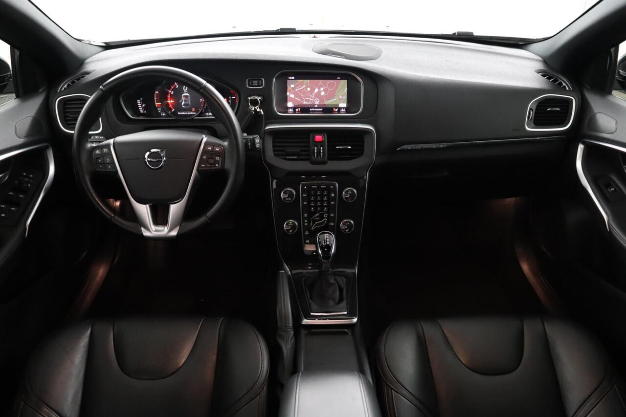 Volvo V40 CROSS COUNTRY T3 Polar+ Luxury | NAP | Automaat | 1e eigenaar | Pano | Leder | Stoelverwarming | Keyless