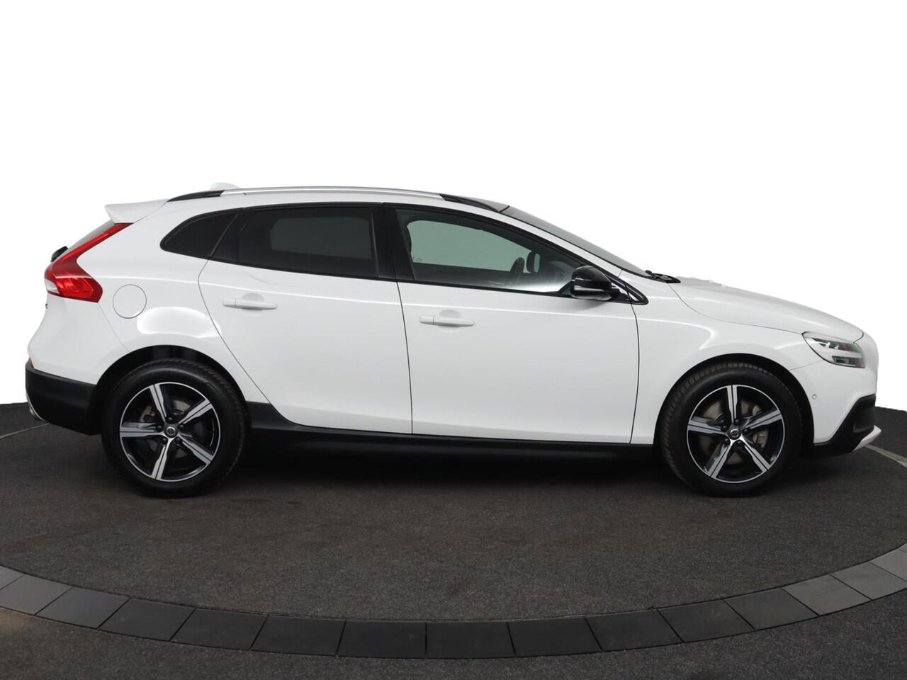 Volvo V40 CROSS COUNTRY T3 Polar+ Luxury | NAP | Automaat | 1e eigenaar | Pano | Leder | Stoelverwarming | Keyless