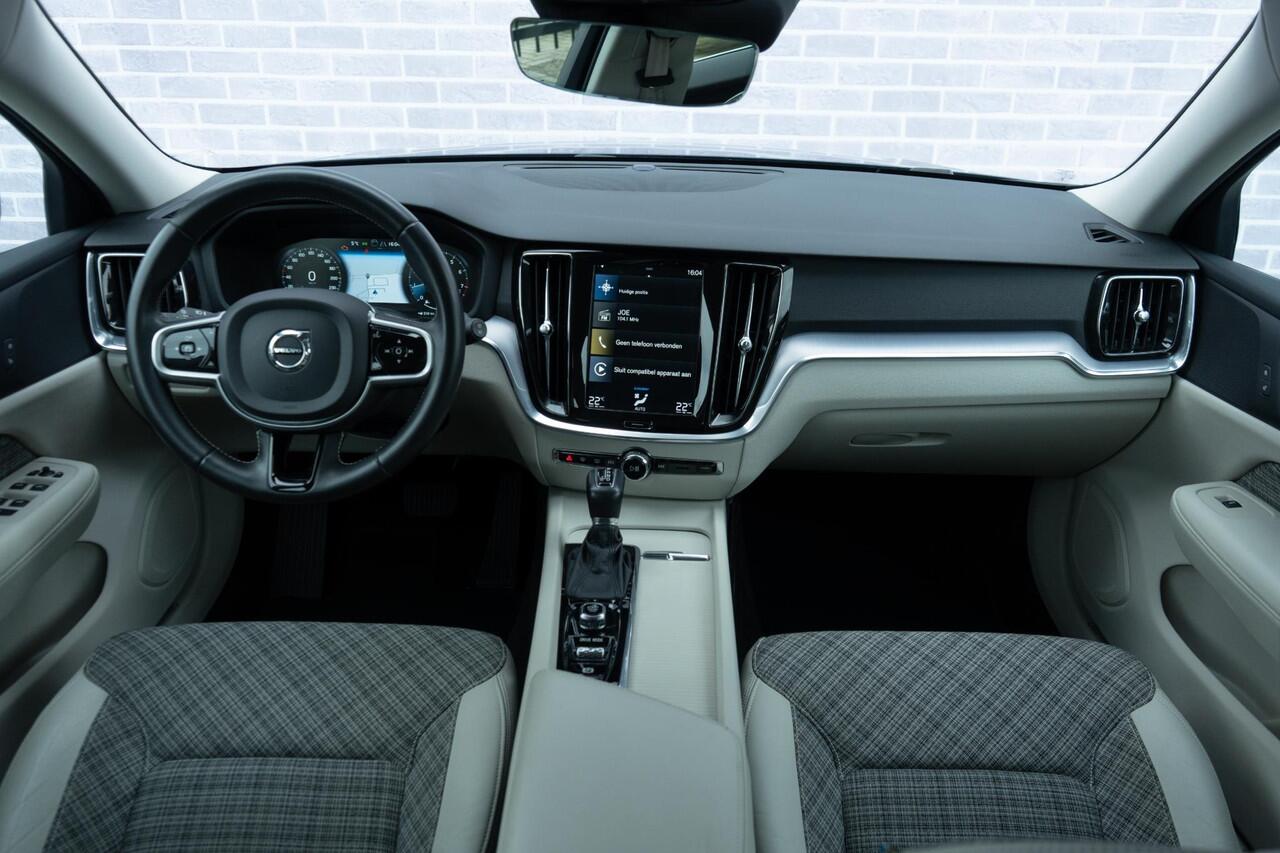 Volvo V60 T4 Momentum Pro | Navi | Cruise Control | Elek. Achterklep | LED | Park Assist | Sportstuur | 19" LM