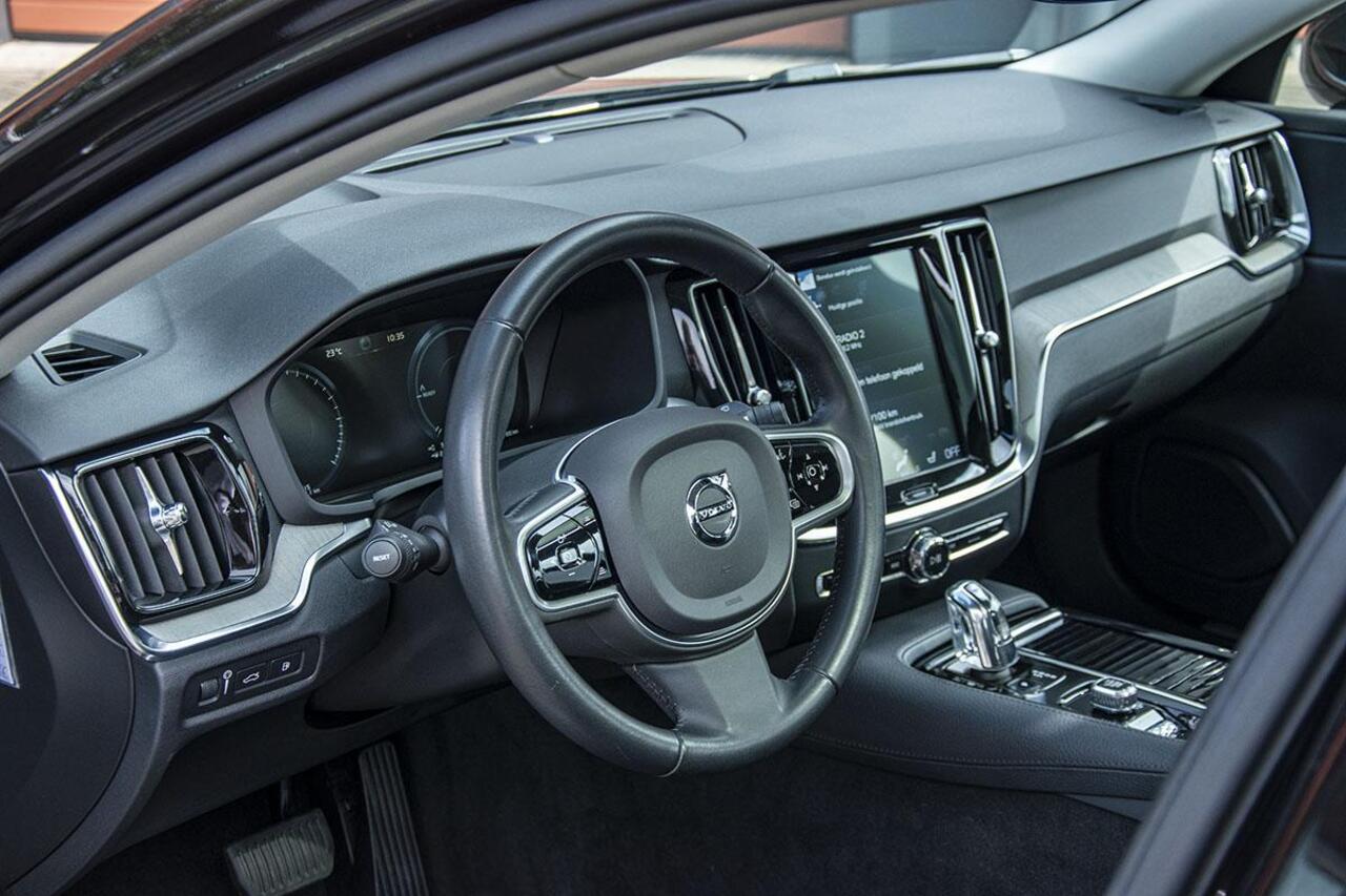 Volvo V60 2.0 T8 TWIN ENGINE AWD INSCRIPTION