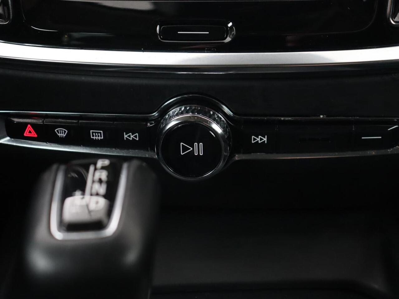 Volvo V60 2.0 T5 Momentum | 1e eigenaar | Leder | Trekhaak | Adaptive cruise | Stoelverwarming | Carplay | Navigatie | 18'' | Climate control | Parkeerhulp