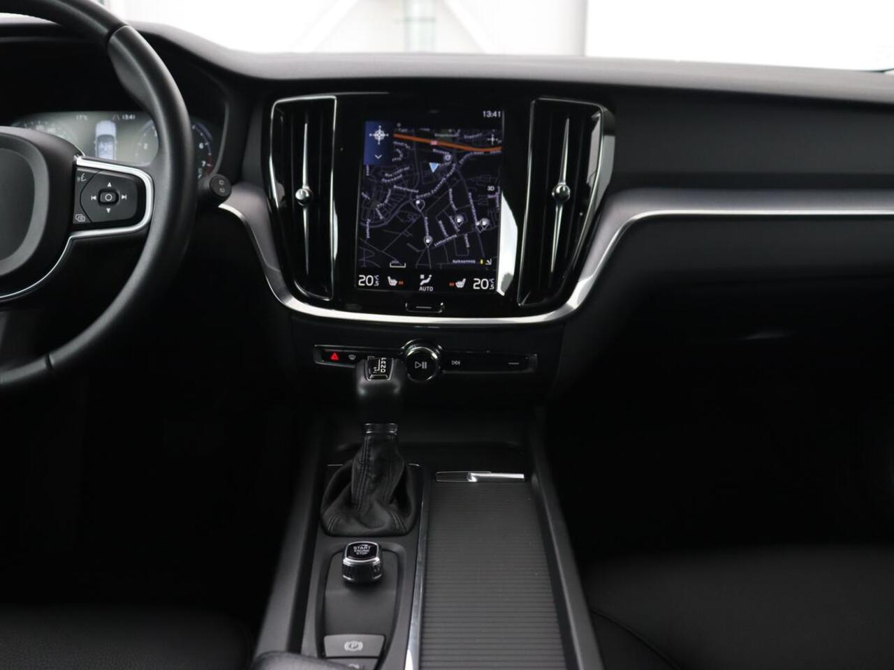 Volvo V60 2.0 T5 Momentum | 1e eigenaar | Leder | Trekhaak | Adaptive cruise | Stoelverwarming | Carplay | Navigatie | 18'' | Climate control | Parkeerhulp
