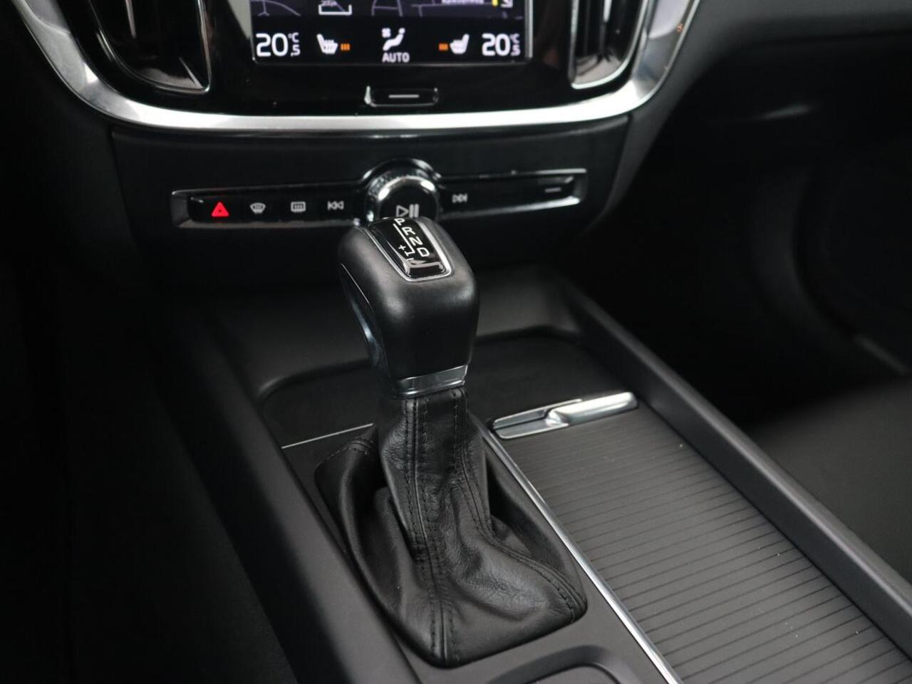 Volvo V60 2.0 T5 Momentum | 1e eigenaar | Leder | Trekhaak | Adaptive cruise | Stoelverwarming | Carplay | Navigatie | 18'' | Climate control | Parkeerhulp