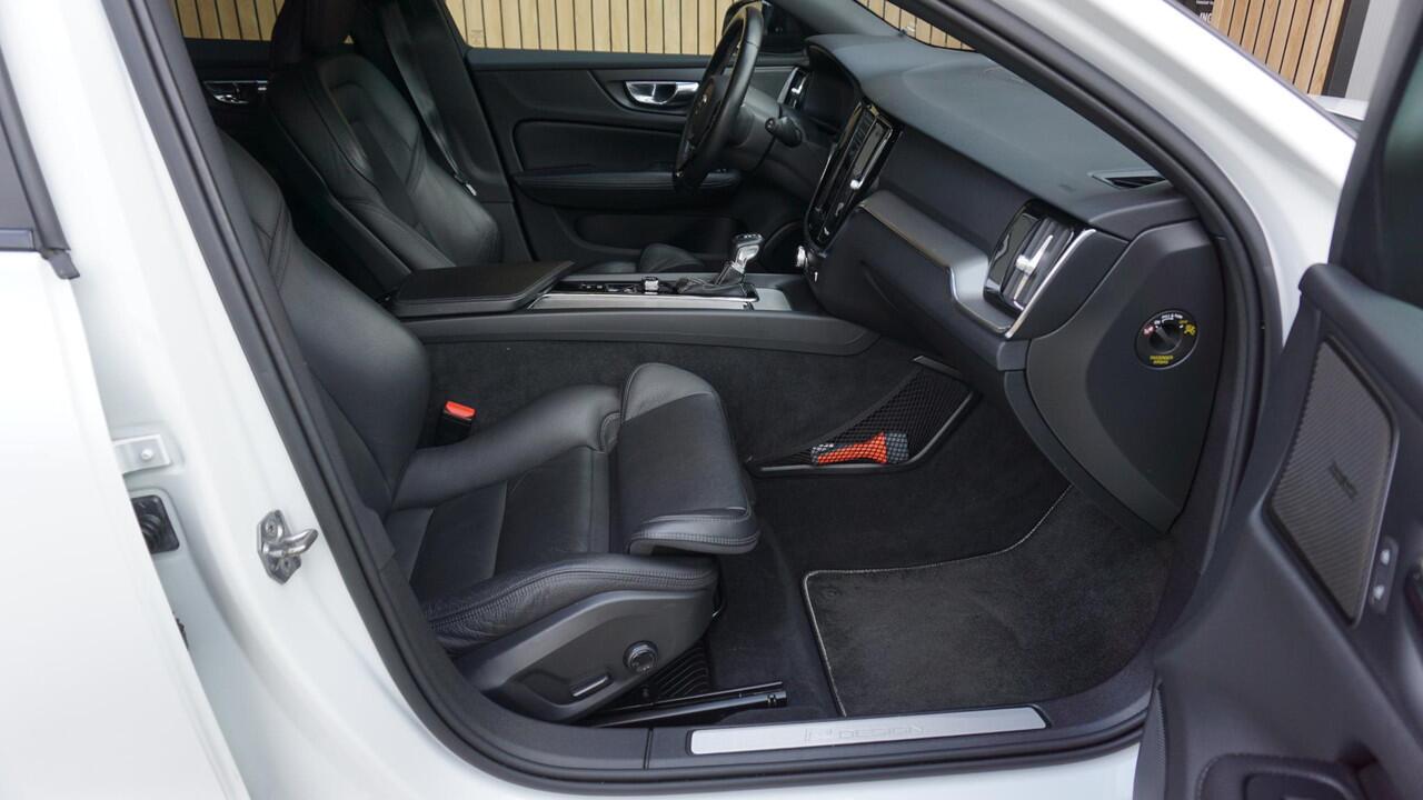 Volvo V60 2.0 T5 250pk R-Design Black Optik H&K Leder 20inch LM Navi LED Virtual Cockpit Stoel & Stuurwiel V.W. *Uitstraling*