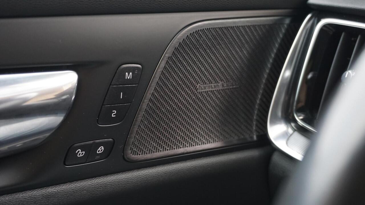 Volvo V60 2.0 T5 250pk R-Design Black Optik H&K Leder 20inch LM Navi LED Virtual Cockpit Stoel & Stuurwiel V.W. *Uitstraling*