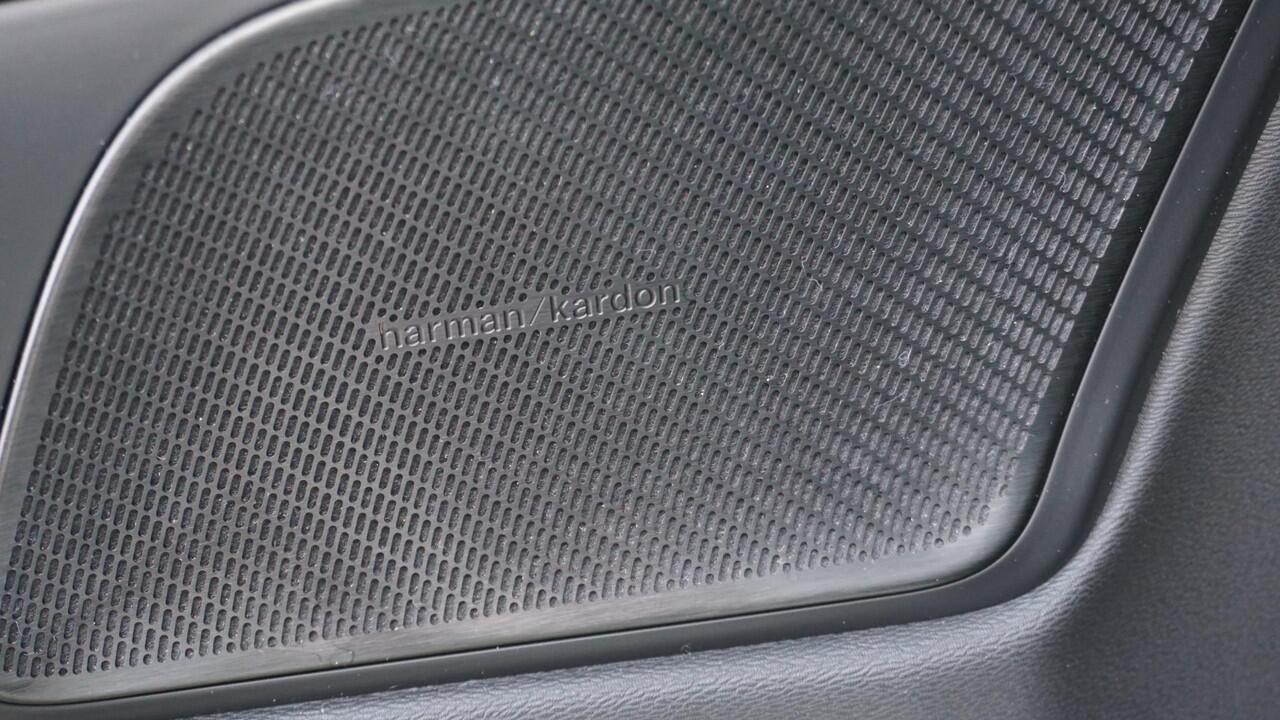 Volvo V60 2.0 T5 250pk R-Design Black Optik H&K Leder 20inch LM Navi LED Virtual Cockpit Stoel & Stuurwiel V.W. *Uitstraling*