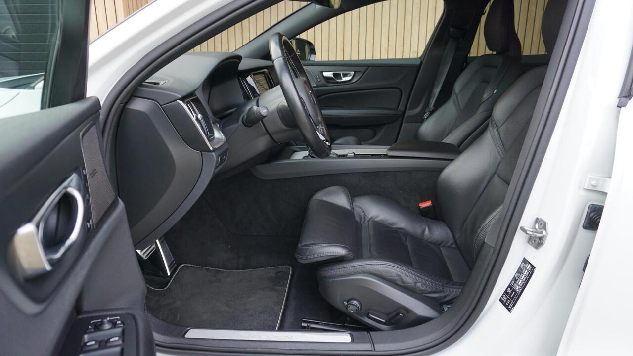 Volvo V60 2.0 T5 250pk R-Design Black Optik H&K Leder 20inch LM Navi LED Virtual Cockpit Stoel & Stuurwiel V.W. *Uitstraling*