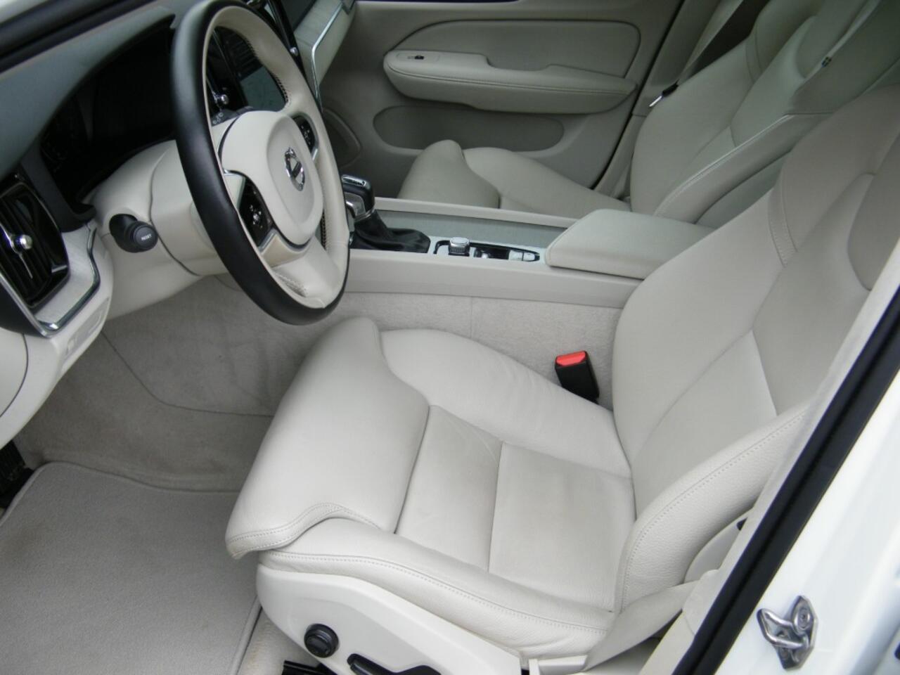 Volvo V60 2.0i T5 Inscription Aut8 I NL-Auto I 100% dealer I Pano I Harman