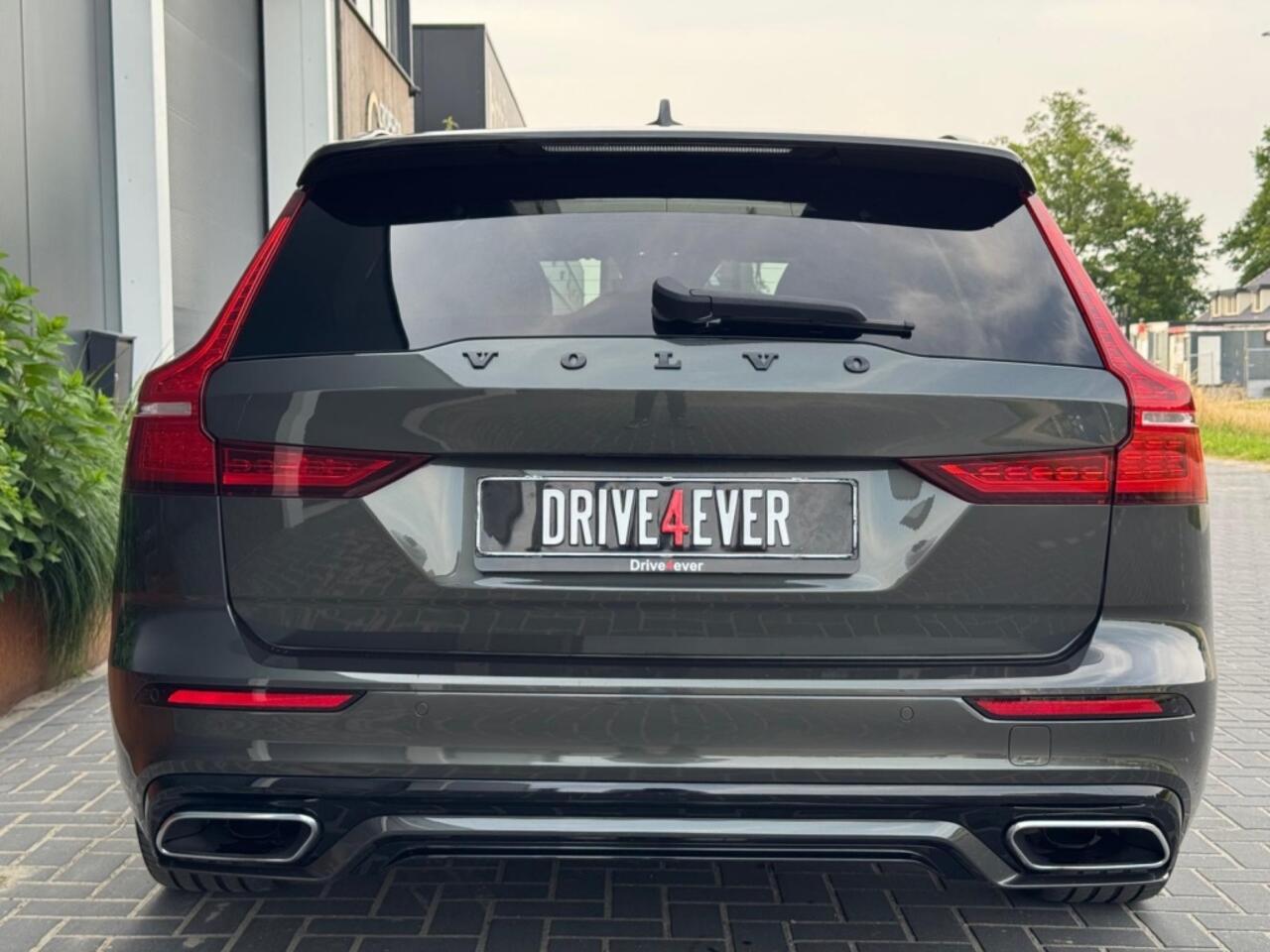 Volvo V60 2.0 T8 TE AWD R-Des. 392pk PANO CR CONTROL NAVI ECC