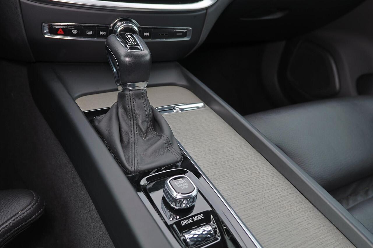 Volvo V60 T5 Inscription - Parkeercamera achter - Verwarmde voorstoelen - Parkeersensoren voor & achter - Elektr. bedienb. bestuurdersstoel met geheugen - Apple Carplay & Android Auto - High Performance audio - Cruise control - 18' LMV