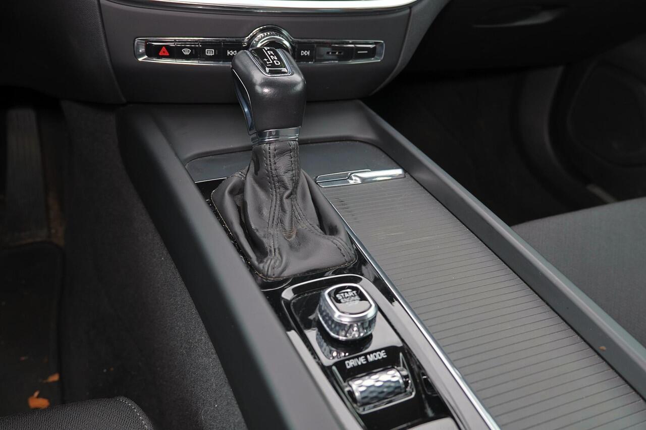 Volvo V60 T5 Momentum - IntelliSafe Assist & Surround - Parkeersensoren voor & achter - Apple Carplay & Android Auto - High Performance audio - 18' LMV