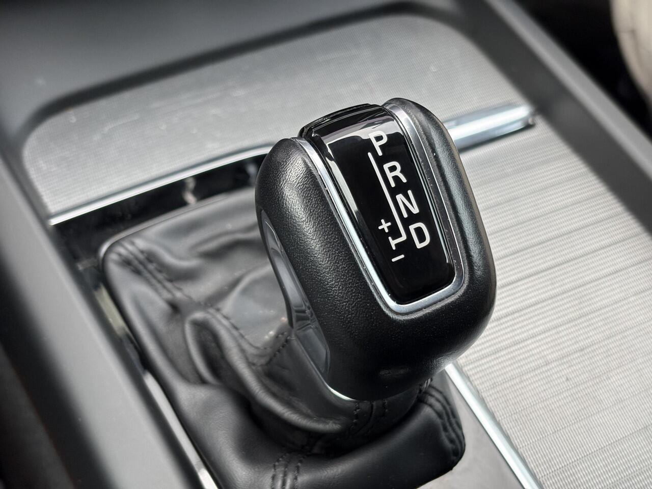 Volvo V60 2.0 T5 Inscription 250PK! | Trekhaak | LED| Climate control | Cruise control | Stoelverwarming | achterbank verwarming | Leder | Zitvlak verlengers | DAB Radio | Apple CarPlay |