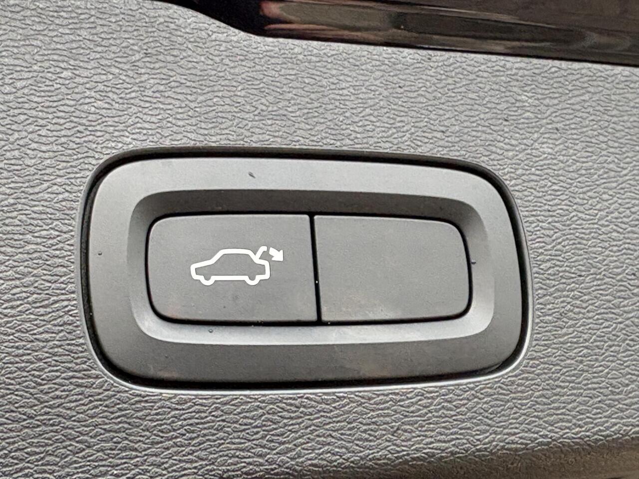 Volvo V60 2.0 T5 Inscription 250PK! | Trekhaak | LED| Climate control | Cruise control | Stoelverwarming | achterbank verwarming | Leder | Zitvlak verlengers | DAB Radio | Apple CarPlay |